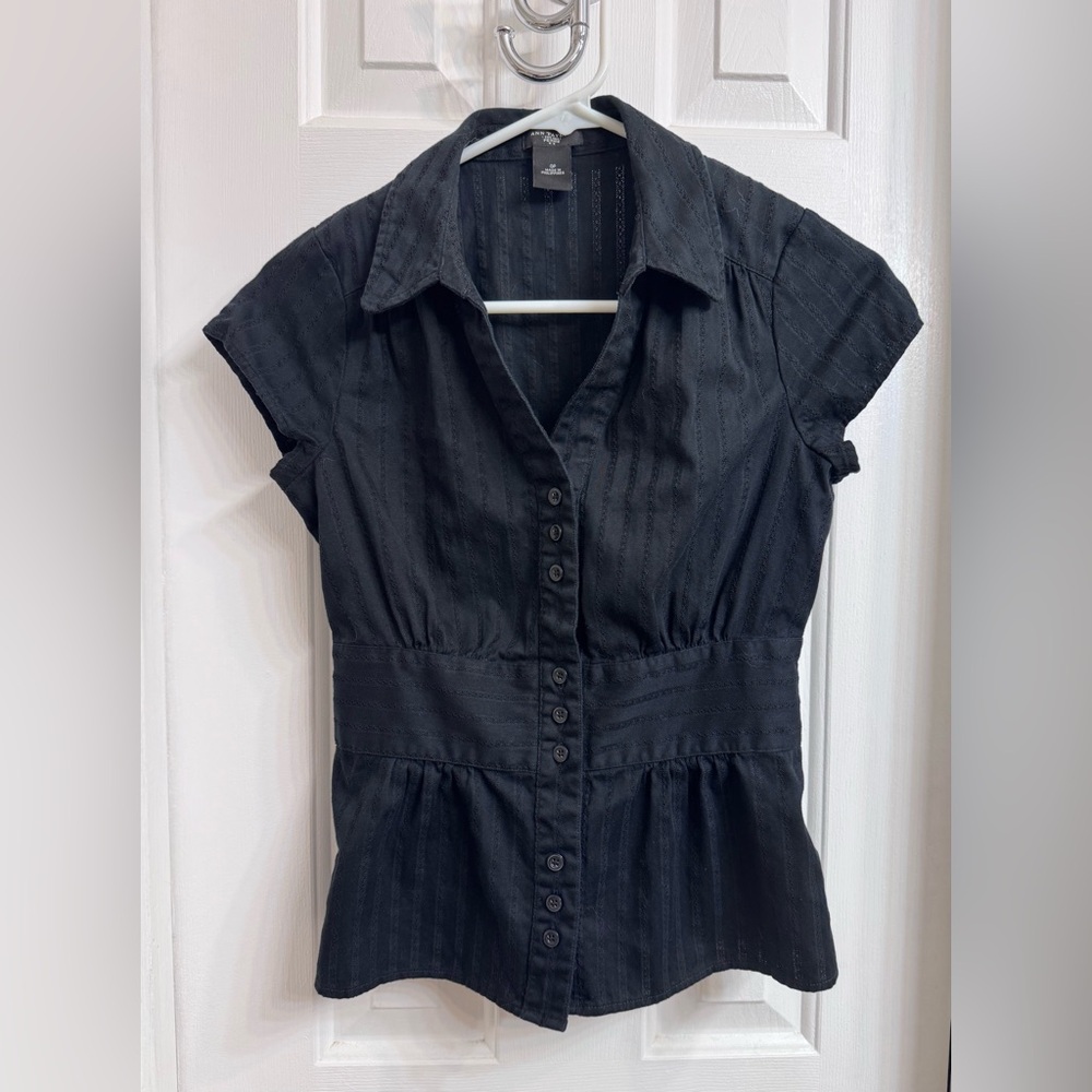 Ann Taylor Petite Textured Black Short Sleeve Button-Down Shirt, Size 0P - Picture 3 of 11